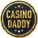 Tarjeta de casino con enfoque de creador y ambiente lúdico.
